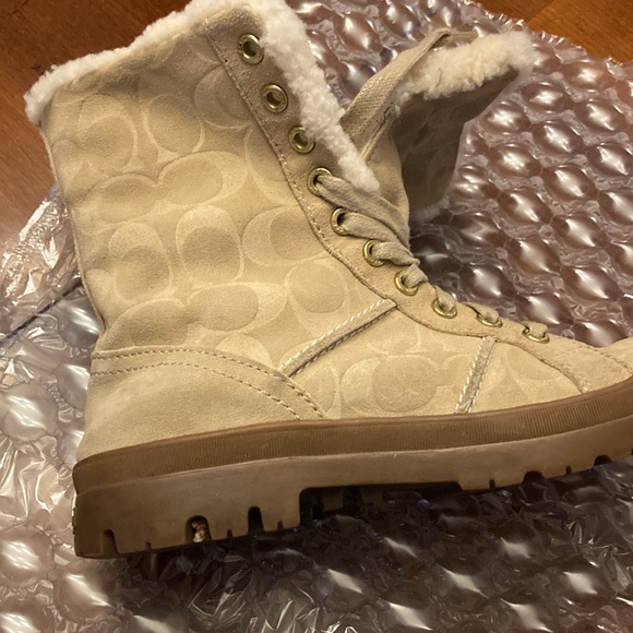 COACH WOMEN’S HALEN BEIGE SUEDE SNOW BOOTS. LIKE NEW. SIZE 7.5. SIGNATURE. NICE! - Picture 9 of 16